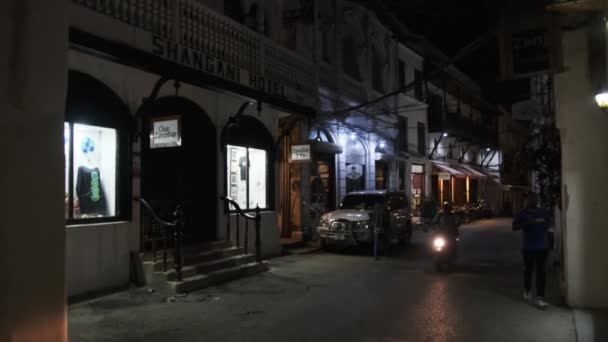 Stone Town, Zanzibar 'ın gece turist sokakları. — Stok video