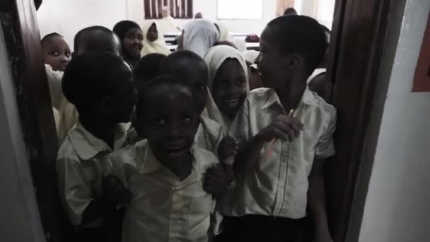 Afrikanische Kinder blicken in eine Kamera in einer Grundschule auf Sansibar — Stockvideo