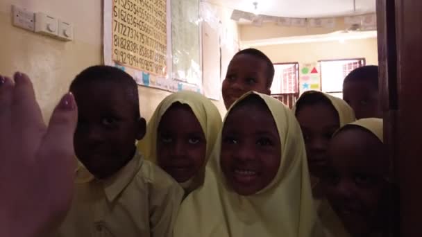 Толпа африканских детей смотрит в камеру в начальной школе, Занзибар — стоковое видео
