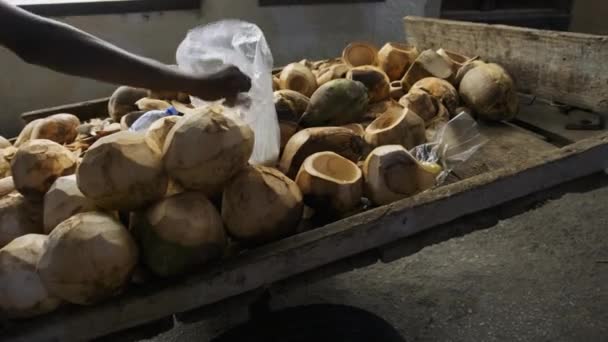 Trolley met kokosnoten in de nacht toeristische straten van Stone Town, Zanzibar — Stockvideo