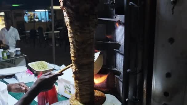 Shawarma Cozido em um espeto no mercado noturno em Zanzibar, África, Forodhani — Vídeo de Stock