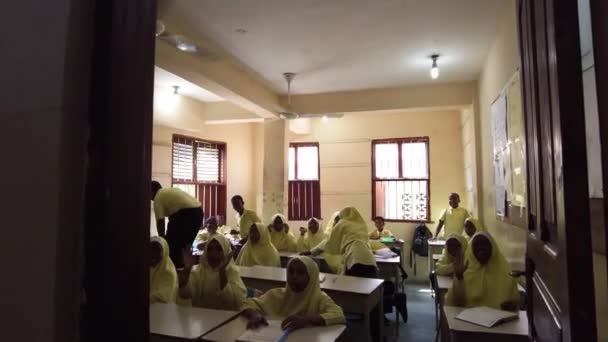 Barn i en afrikansk grundskola sitter på skrivbord i ett klassrum, Zanzibar — Stockvideo