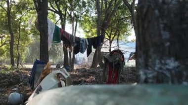 Afrika 'nın Zanzibar kentindeki fakir bir Afrika köyünde giysiler çamaşır ipinde kurutuluyor.