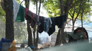 Afrika 'nın Zanzibar kentindeki fakir bir Afrika köyünde giysiler çamaşır ipinde kurutuluyor.
