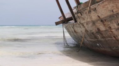 Afrika balıkçı teknesi Low Tide, Zanzibar 'daki kumsalda mahsur kaldı.