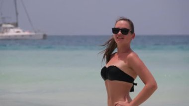 Turkuaz Okyanusu, Zanzibar 'da Egzotik Sahilde Bikini Poz Veren Genç Kadın