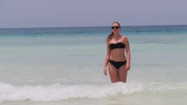 Turkuaz Okyanusu, Zanzibar 'da Egzotik Sahilde Bikini Poz Veren Genç Kadın
