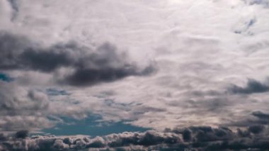 Gri Kümülüs Bulutlarının Zaman Çizelgesi Mavi Dramatik Gökyüzünde, Cirrus Bulutu Uzayında