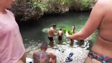 Baraka 'daki Baraka Doğal Akvaryumu, Zanzibar' da insanlar kaplumbağalarla yüzer.