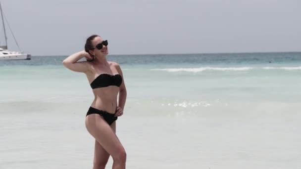 Fiatal nő bikiniben pózol egzotikus tengerparton a Türkiz-óceánon, Zanzibár — Stock videók