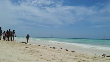 Afrika, High Tide 'daki Zanzibar' ın Sandy Sahili 'nin Sahil Hattı Hareketi