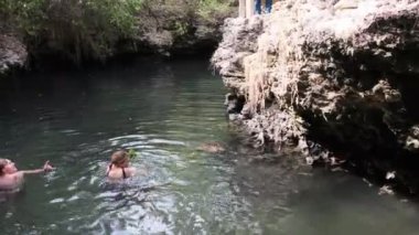 Baraka 'daki Baraka Doğal Akvaryumu, Zanzibar' da insanlar kaplumbağalarla yüzer.