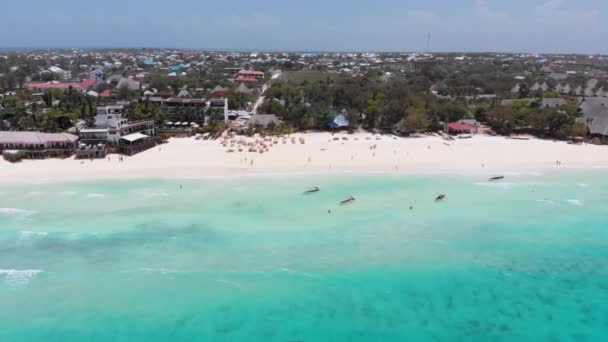 Turkuaz Okyanusu, Tekneler ve Oteller, Zanzibar, Hava Manzaralı Egzotik Kumsal — Stok video