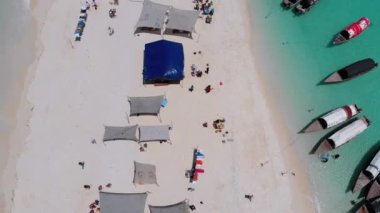 Hint Okyanusu 'ndaki Cennet Adası' nın insansız hava aracı görüntüsü Turkuaz Suyu, Zanzibar