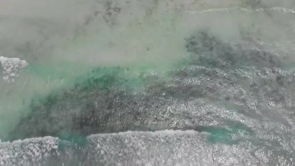 Vue Aérienne Du Haut Sur L'océan Bleu Turquoise, Briser Les Vagues De Surf En Eau Clair — Video