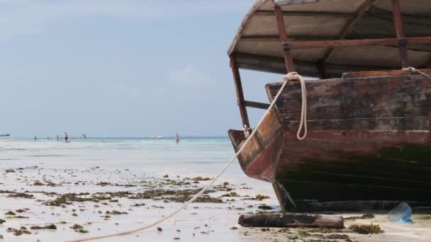 アフリカ漁船がザンジバルのロータイドで砂浜に座礁 — ストック動画
