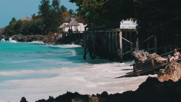 Krajobraz wybrzeża Oceanu Indyjskiego z turkusowymi falami i skalistą rafą na wybrzeżu — Wideo stockowe