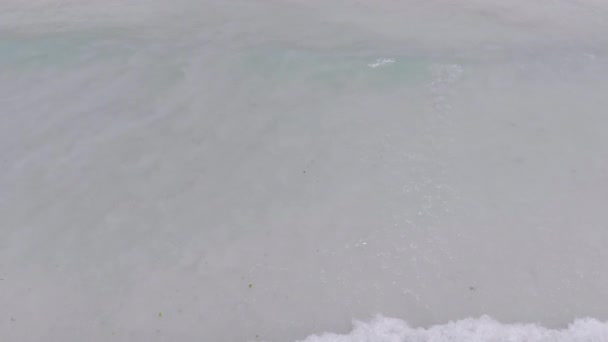 Τροπική παραλία. Πάνω προς τα κάτω Αεροφωτογραφία των κυμάτων παλίρροιας σπάσει στην εξωτική λευκή παραλία — Αρχείο Βίντεο