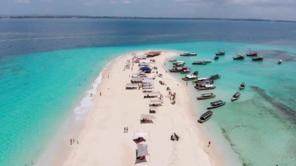 Flygfoto över ön Nakupenda som försvinner i Zanzibar, Afrika — Stockvideo