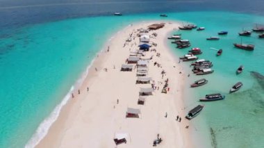 Hint Okyanusu 'ndaki Cennet Adası' nın insansız hava aracı görüntüsü Turkuaz Suyu, Zanzibar