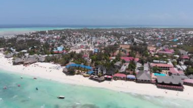 Zanzibar 'da Turkuaz Okyanusu ve Lüks Otelleri olan Aerial Paradise Sandy Plajı