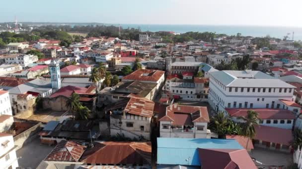 Vista aérea de Stone Town, Ciudad de Zanzíbar, Techos de tugurios y calles pobres, África — Vídeos de Stock