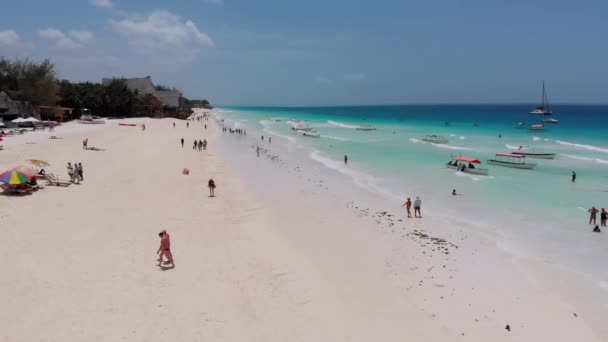 澄んだターコイズブルーの海、ザンジバル、アフリカの空中ビューパラダイスサンディビーチ — ストック動画