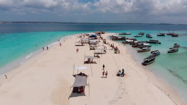 Widok drona Paradise Island na Oceanie Indyjskim z turkusową wodą, Zanzibar — Wideo stockowe
