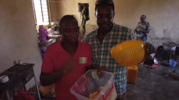 Zwei fröhliche afrikanische Köche werben vor laufender Kamera für ihr Café Sansibar — Stockvideo