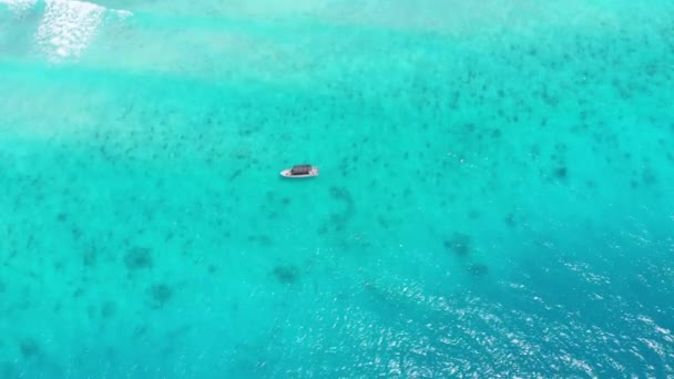 Вид с высоты птичьего полета на рыбацкую лодку в бирюзовых водах океана, Занзибар — стоковое видео