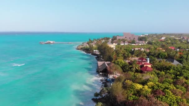 Zanzibar 'ın Hava Tropikal Manzarası, Otellerdeki Resifleri Vuruyor, Palmiyeler — Stok video