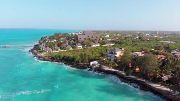 Tropische Luftlandschaft von Sansibar, Wellen treffen Riff an Hotelküste, Palmen — Stockvideo