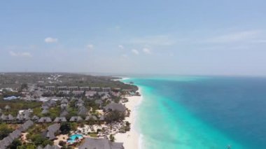 Zanzibar 'da Turkuaz Okyanusu ve Lüks Otelleri olan Aerial Paradise Sandy Plajı