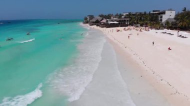Temiz Turkuaz Okyanusu, Zanzibar, Afrika ile Havadan Bakış Cenneti Kumsalı
