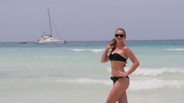 Turkuaz Okyanusu, Zanzibar 'da Egzotik Sahilde Bikini Poz Veren Genç Kadın