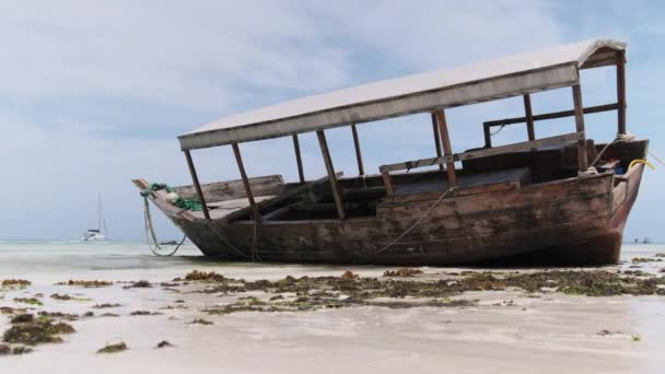 Afrikanisches Fischerboot strandet bei Ebbe im Sand am Strand von Sansibar — Stockvideo