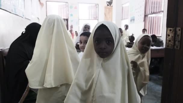 Crowd African Children Look into a Camera Inside an Elementary School, Zanzibar — Stock video