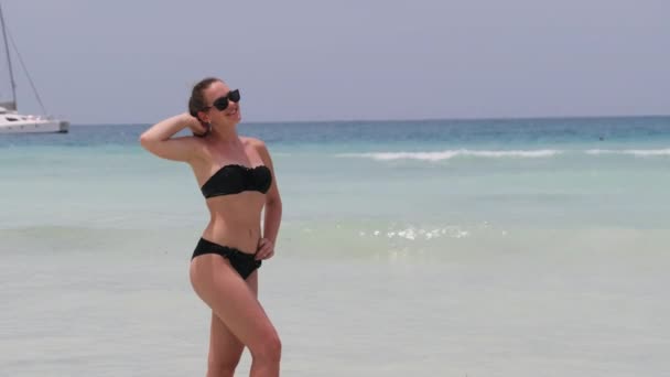 Ung kvinna i en bikini Posing på Exotic Beach vid Turkos hav, Zanzibar — Stockvideo