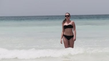Turkuaz Okyanusu, Zanzibar 'da Egzotik Sahilde Bikini Poz Veren Genç Kadın