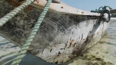 Yaşlı, Afrika Balıkçı Kayığı Low Tide, Zanzibar 'daki kumsalda mahsur kaldı.