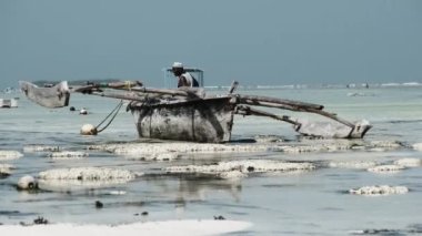 Geleneksel Afrika Balıkçı Teknesi Low Tide, Zanzibar 'daki kumsalda mahsur kaldı
