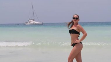 Turkuaz Okyanusu, Zanzibar 'da Egzotik Sahilde Bikini Poz Veren Genç Kadın
