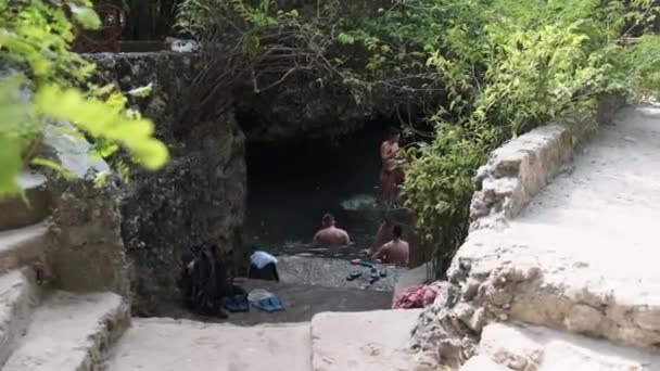 Baraka 'daki Baraka Doğal Akvaryumu, Zanzibar' da insanlar kaplumbağalarla yüzer. — Stok video