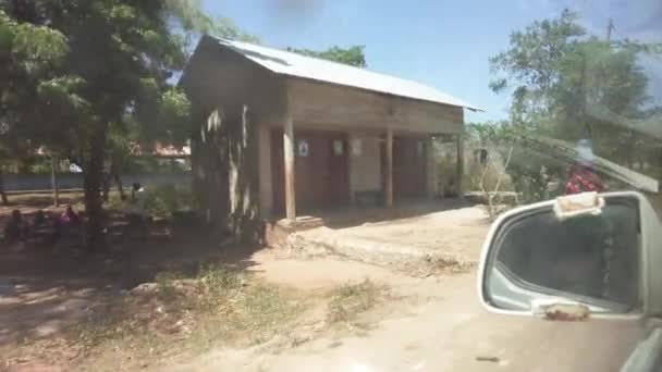 Conduire des bidonvilles et des villages anciens avec des maisons dilatées parmi les palmiers, Afrique — Video