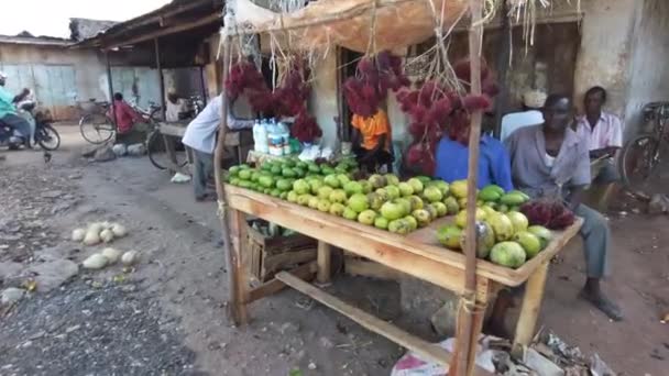 Haggles turystyczne z lokalnym sprzedawcą mango na lokalnym rynku afrykańskim, Zanzibar — Wideo stockowe