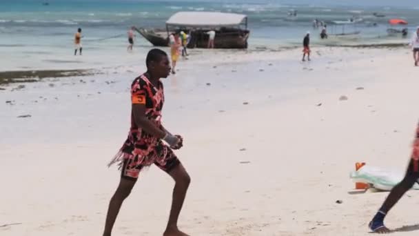 地元のアフリカ人がビーチ、ザンジバルの観光客のためのアクロバティックなスタントを行う — ストック動画