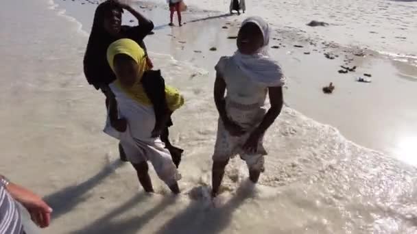 Un gruppo di bambini africani estorcono denaro su una spiaggia di Zanzibar, Africa. — Video Stock