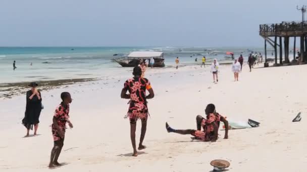 Lokale Afrikanen voeren Acrobatische Stunts voor toeristen op het strand, Zanzibar — Stockvideo