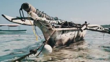 Yaşlı, Afrika Balıkçı Kayığı Low Tide, Zanzibar 'daki kumsalda mahsur kaldı.