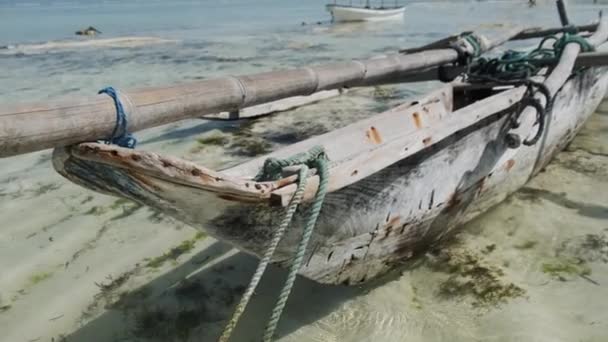 Old Dry, African Fishing Rowboat Stranded in Beach at Low Tide, Zanzibar — стоковое видео